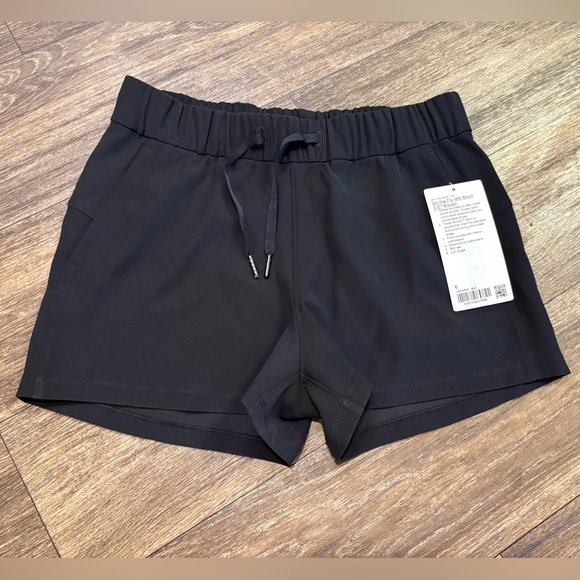 NWT Lululemon On the Fly MR Short2.5' Woven Black Size 6